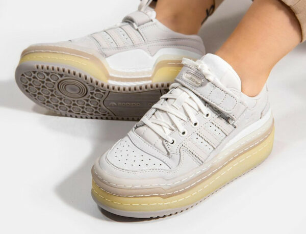 Adidas Forum 84 Low plateforme gris blanche et beige on feet (3)