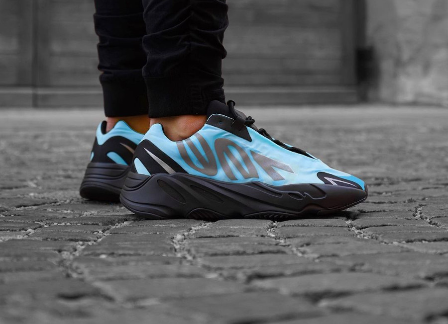 Adidas Yeezy 700 Minivan bleu et noir on feet (1)