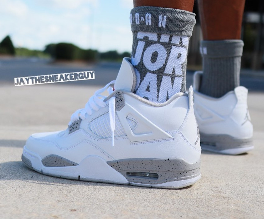 Air Jordan IV blanche imprimé ciment on feet (1)