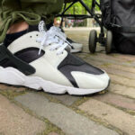 Nike Renew Lucent Vita och svarta träningsskor OG Orca Black White 30th Anniversary on feet