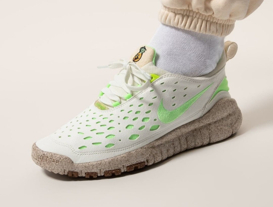 Nike Free Run Trail Premium Piñatex beige et vert fluo on feet (1)