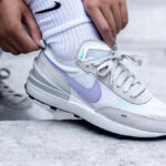 Nike Sacai Waffle One Racer femme Infinite Lilac on feet