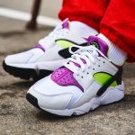 Nike Air Huarache blanche vert fluo et violette on feet 2 150x150