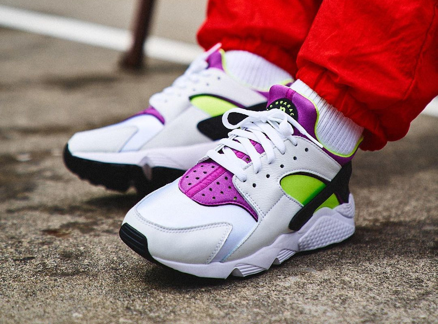 Nike Air Huarache blanche vert fluo et violette on feet (2)