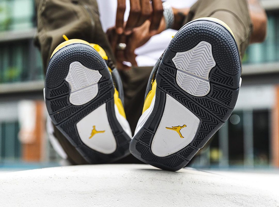 Air Jordan IV en suède jaune moutarde on feet (4)