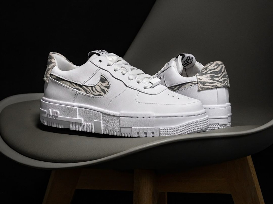 Nike Wmns Air Force 1 AF1 Pixel SE Zebra Summit White Particle Grey DH9632-100