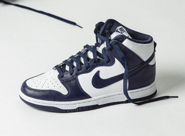 Nike Dunk Hi blanche et bleu foncé (couv)