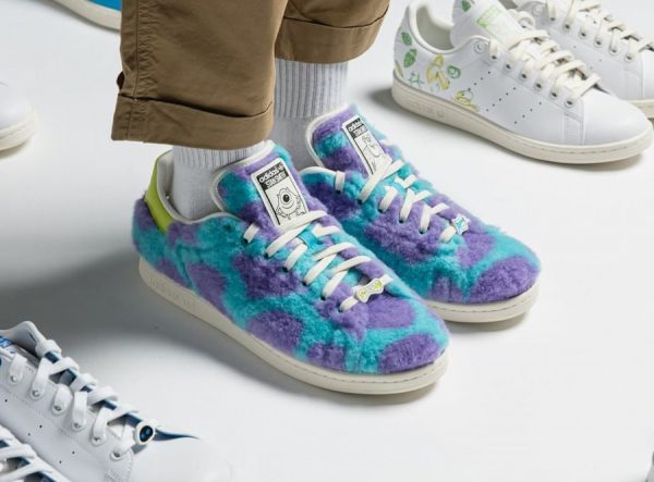Adidas Stan Smith en peluche violette et bleue on feet