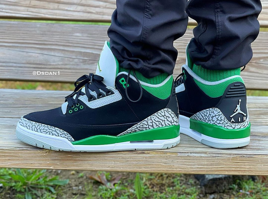 Air Jordan III en daim noir et vert sapin on feet (1)