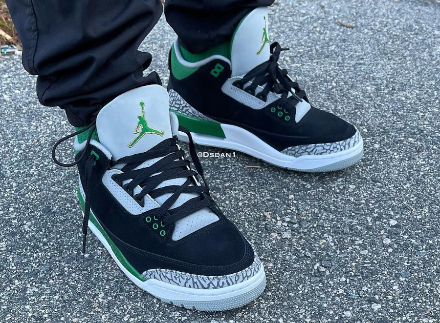 Air Jordan III en daim noir et vert sapin on feet (2)