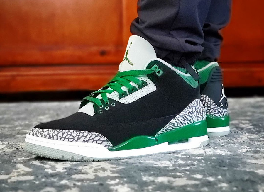 Air Jordan III en daim noir et vert sapin on feet