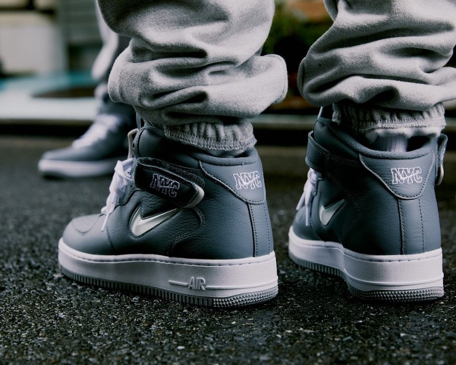 Nike Air Force One Mid New York grise on feet (1)