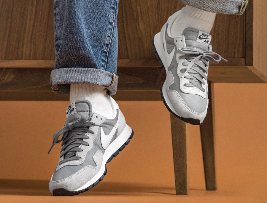Nike Air Pegasus '83 Premium Grey Fog on feet (couv)