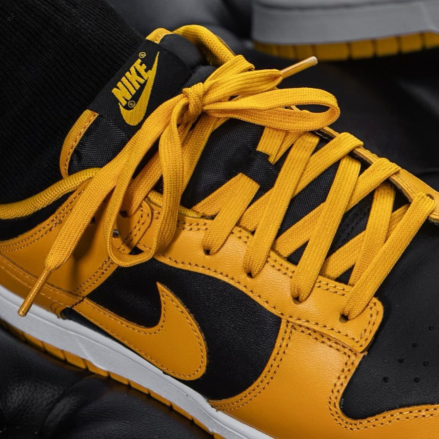 Nike Dunk Low jaune et noire on feet (1)