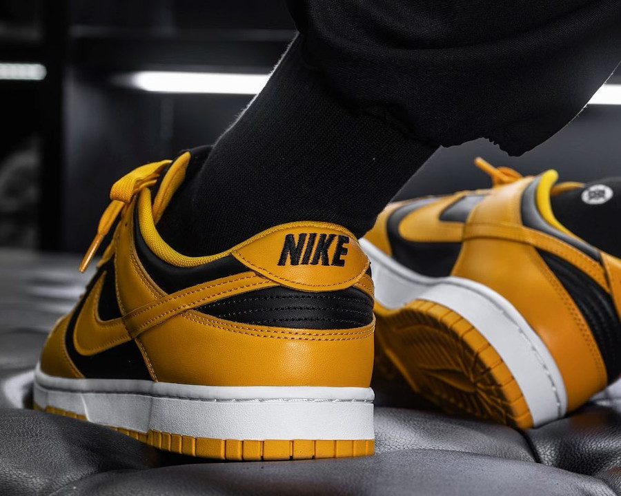 Nike Dunk Low jaune et noire on feet (2)
