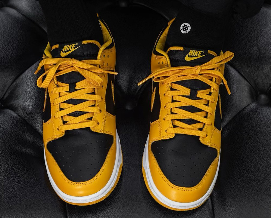 Nike Dunk Low jaune et noire on feet (3)