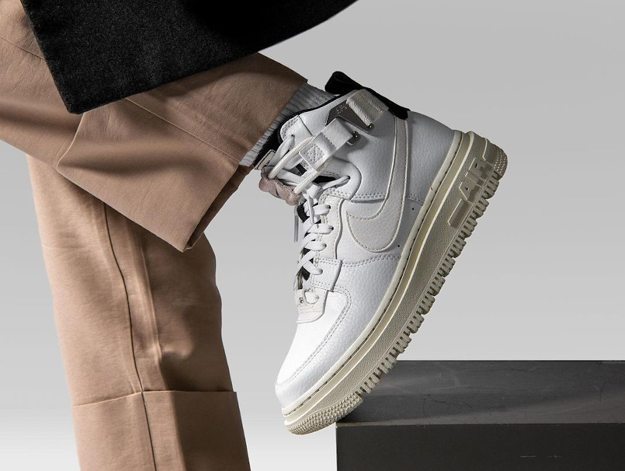 Chaussure Nike Air Force 1 Utility Hi 2021 blanche et beige (3)