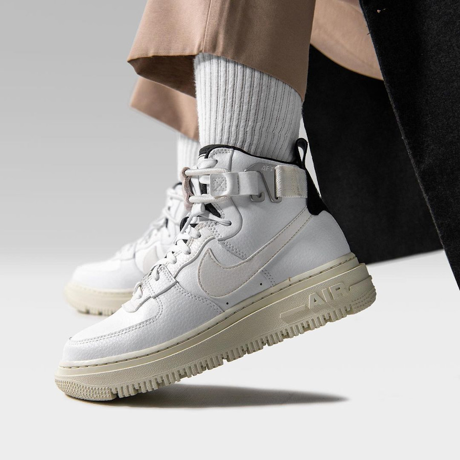Chaussure Nike Air Force 1 Utility Hi 2021 blanche et beige (4)