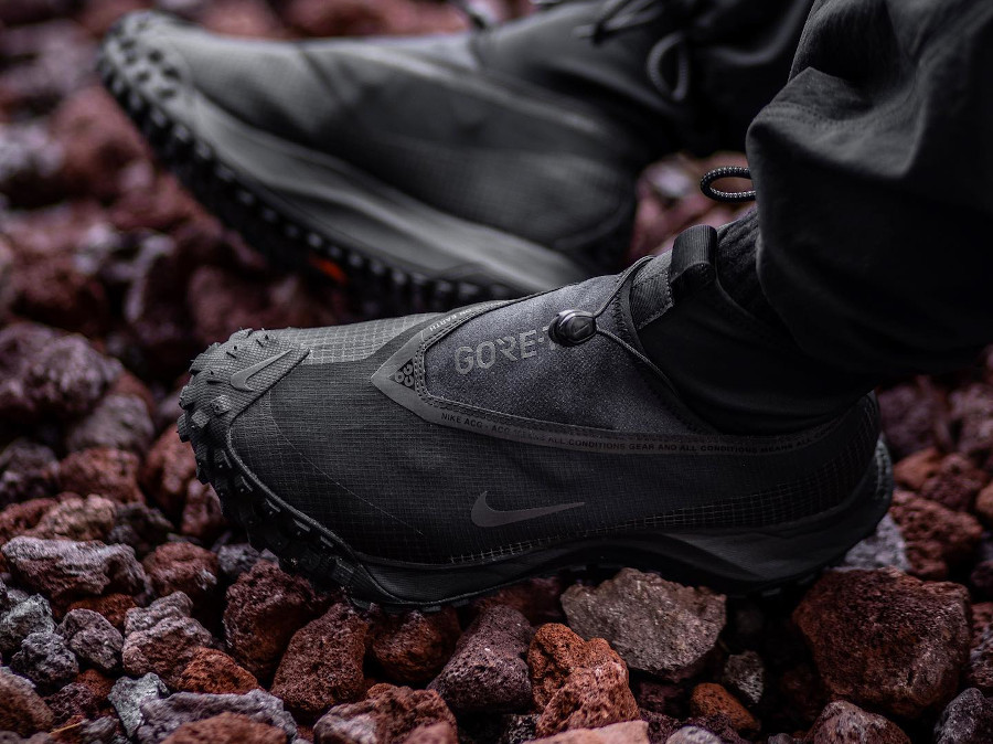 Nike ACG Mountain Fly GTX Black Dark Grey on feet CT2904 002