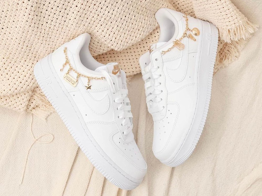 Que vaut la Nike Air Force 1 AF1 Lucky Charms White chaine doree DD1525