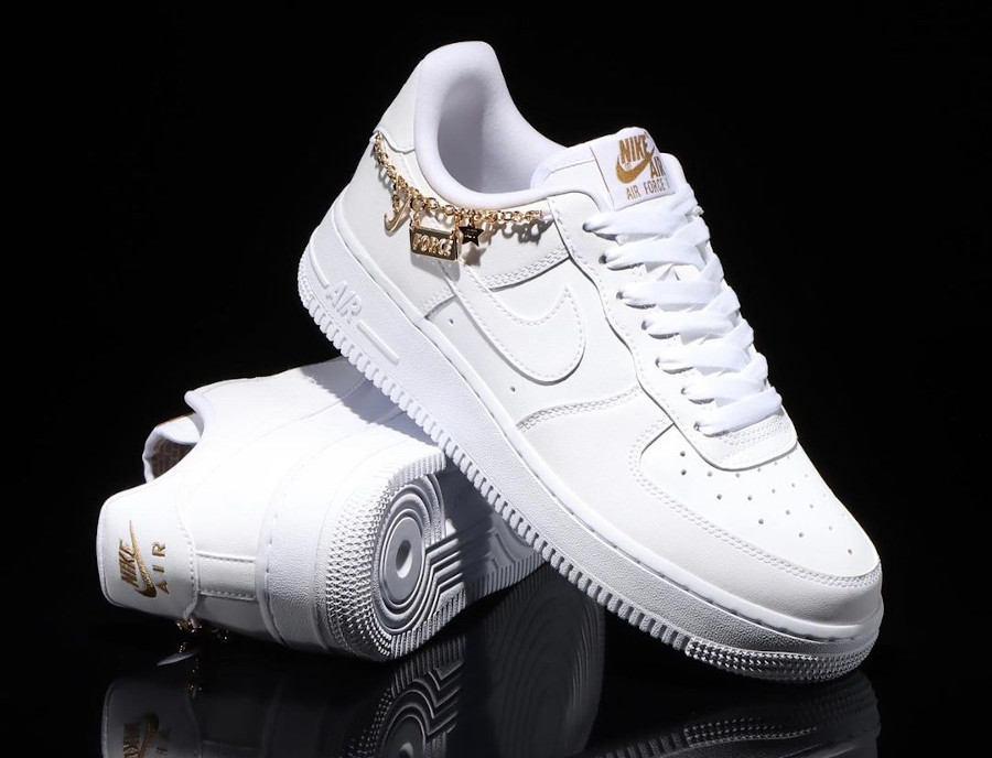 Nike Air Force 1 07 Lux blanche avec une chaine dorée (10)