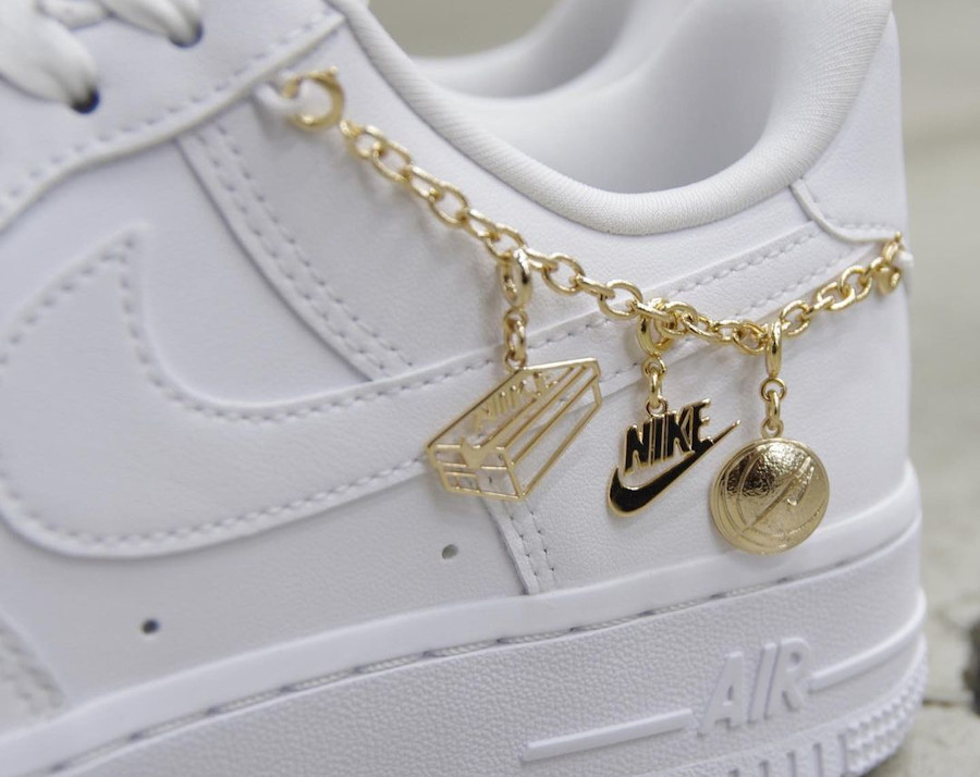 Nike Air Force 1 07 Lux blanche avec une chaine dorée (8)