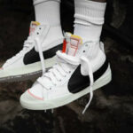 Nike Blazer Mid '77 Jumbo blanche et noire on feet (3)