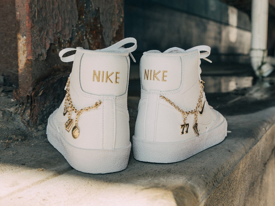 Nike Blazer Mid blanche avec une chaine en or (1)