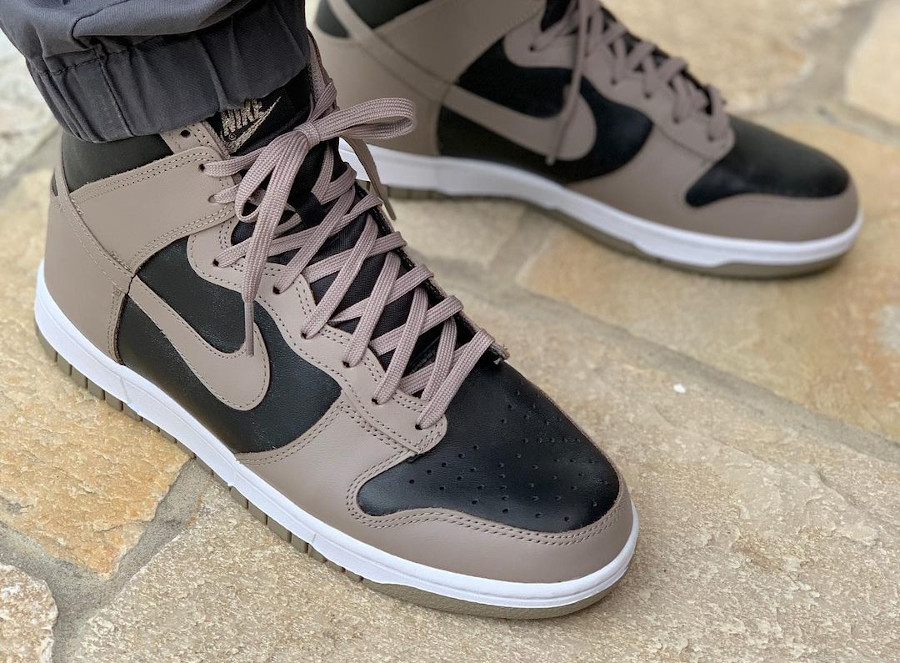 Nike Wmns Dunk High Moon Fossil (gris taupe) DD1869-002 on feet