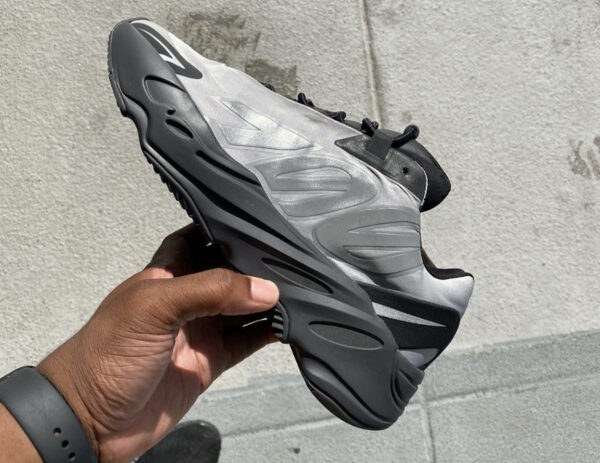 Que vaut la Adidas Yeezy 700 Boost MNVN Grise Metallic 3M Reflective
