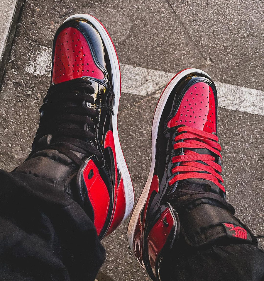 Air Jordan 1 Hi en cuir vernis rouge et noir on feet (5)