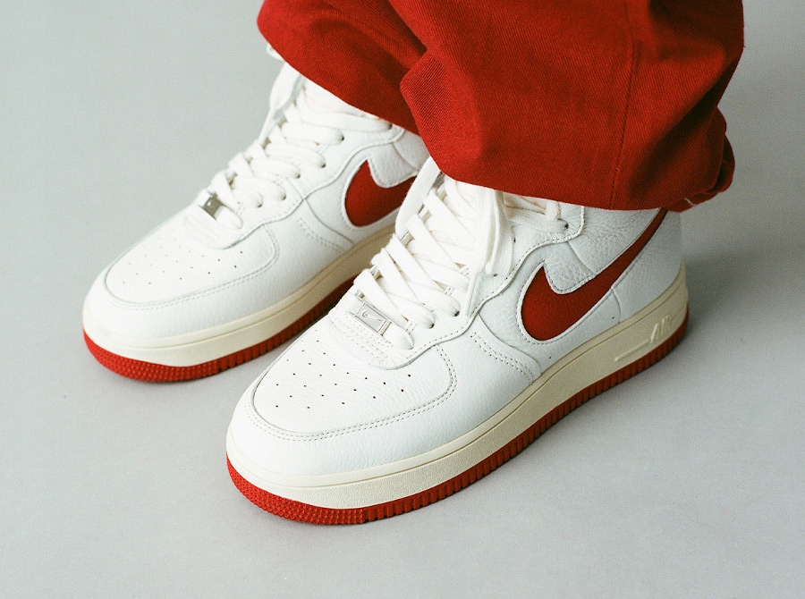Nike Air Force One Sculpted blanche et rouge on feet (1)