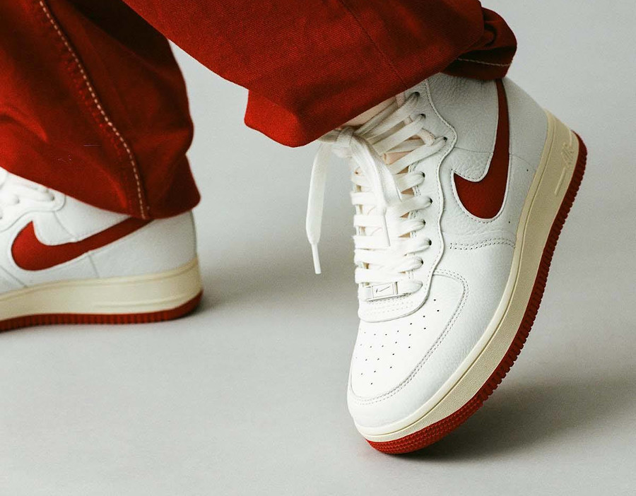 Nike Air Force One Sculpted blanche et rouge on feet (2)