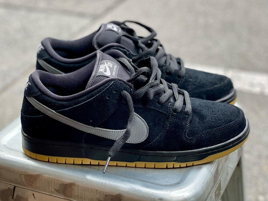 Nike Dunk Low Pro SB 2021 en suède noir (gumsole) (1)