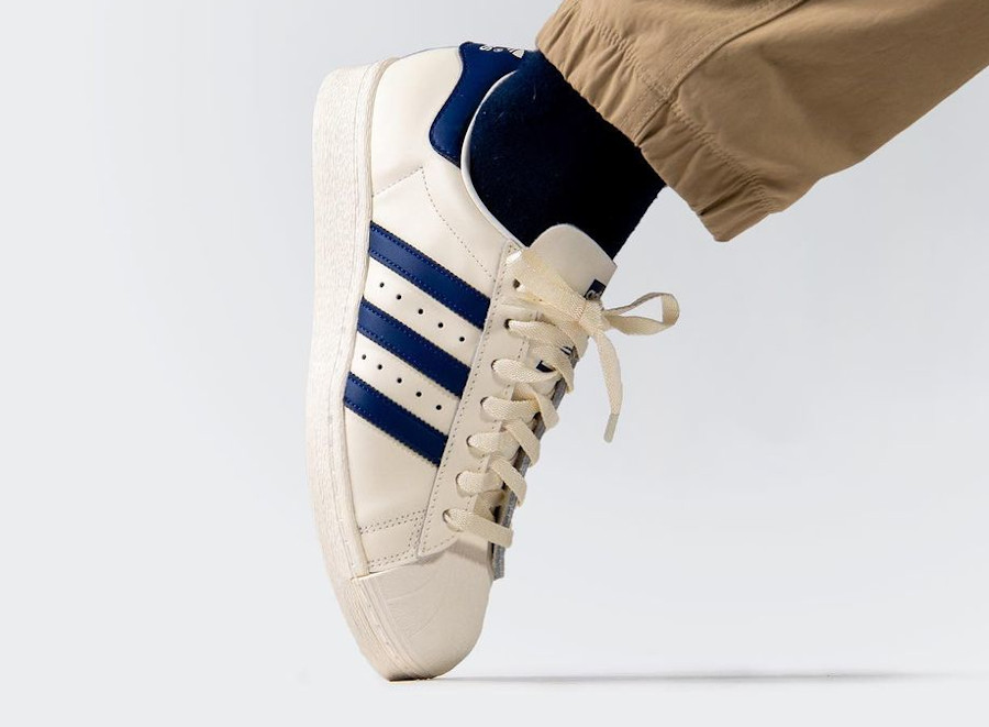 Adidas Superstar 82 blanche et bleue on feet (1)