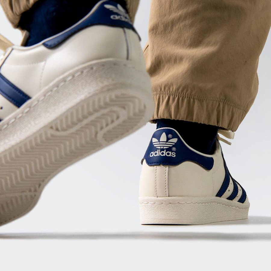 Adidas Superstar 82 blanche et bleue on feet (2)