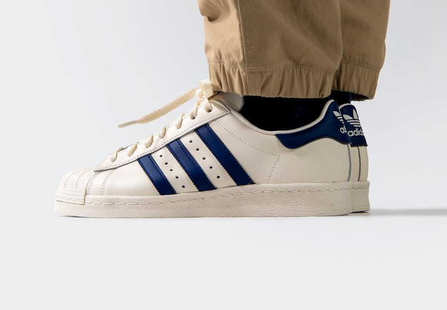 Adidas Superstar 82 blanche et bleue on feet (3)