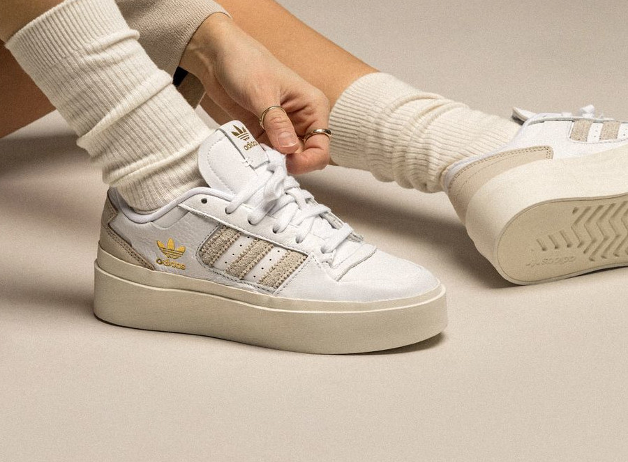 Adidas W Forum compensé blanche et grise on feet (1)