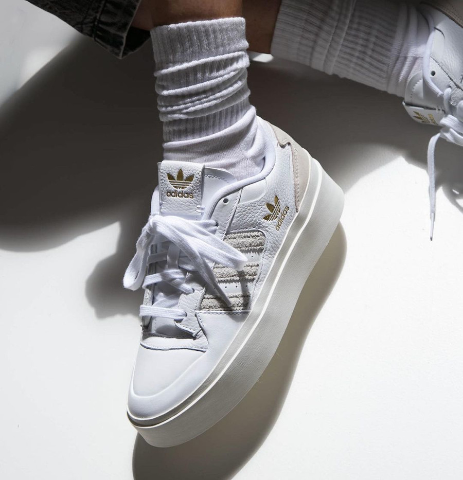 Adidas W Forum compensé blanche et grise on feet (2)