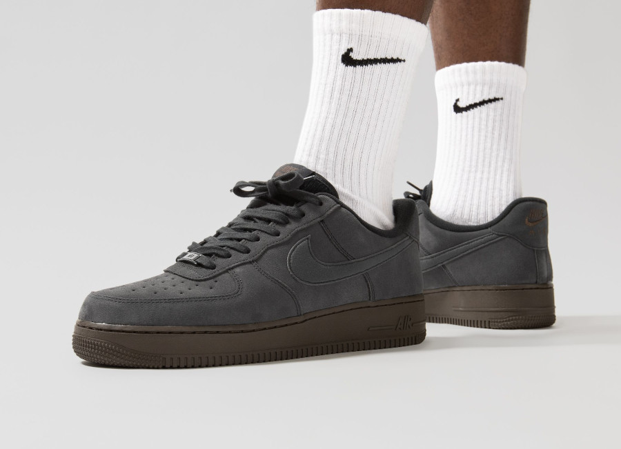 Nike Air Force One en daim et en corduroy noirs on feet (1)