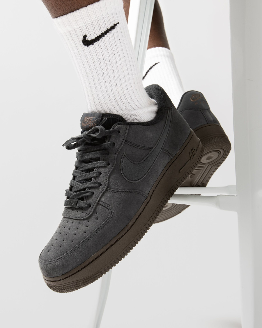 Nike Air Force One en daim et en corduroy noirs on feet (2)