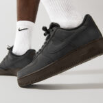 Nike Air Force One en daim et en corduroy noirs on feet (4)