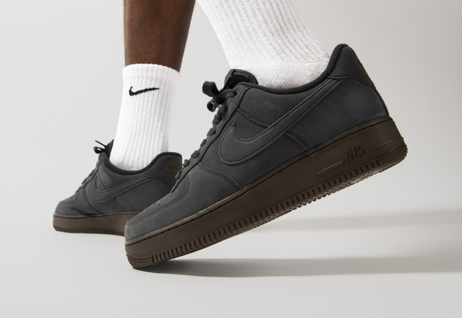 Nike Air Force One en daim et en corduroy noirs on feet (4)