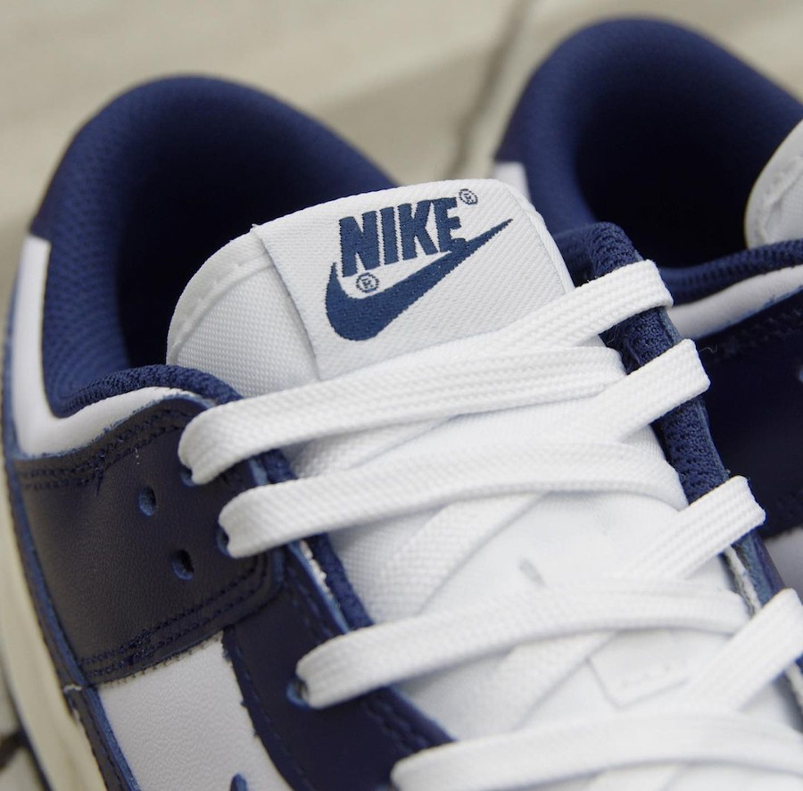 Nike Dunk Low blanche et bleu foncé (2)