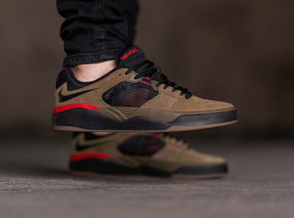 Nike SB IW vert foncé noire et rouge on feet (4)