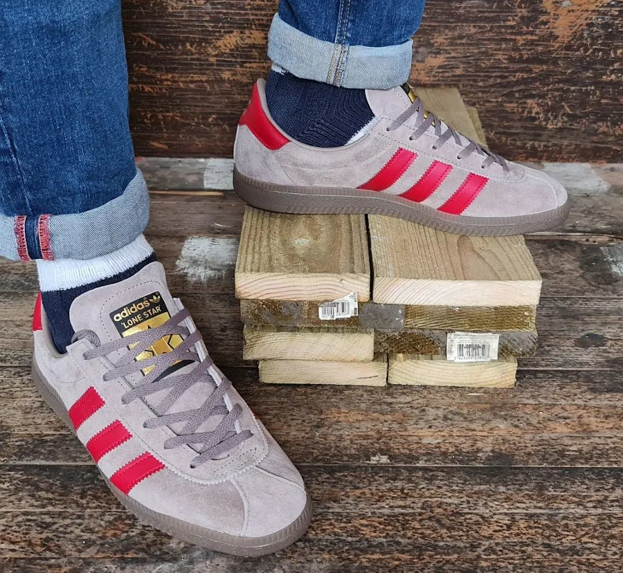 Adidas Lone Star grise et rouge on feet (1)