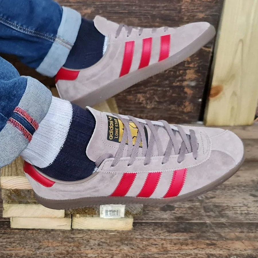 Adidas Lone Star grise et rouge on feet (3)