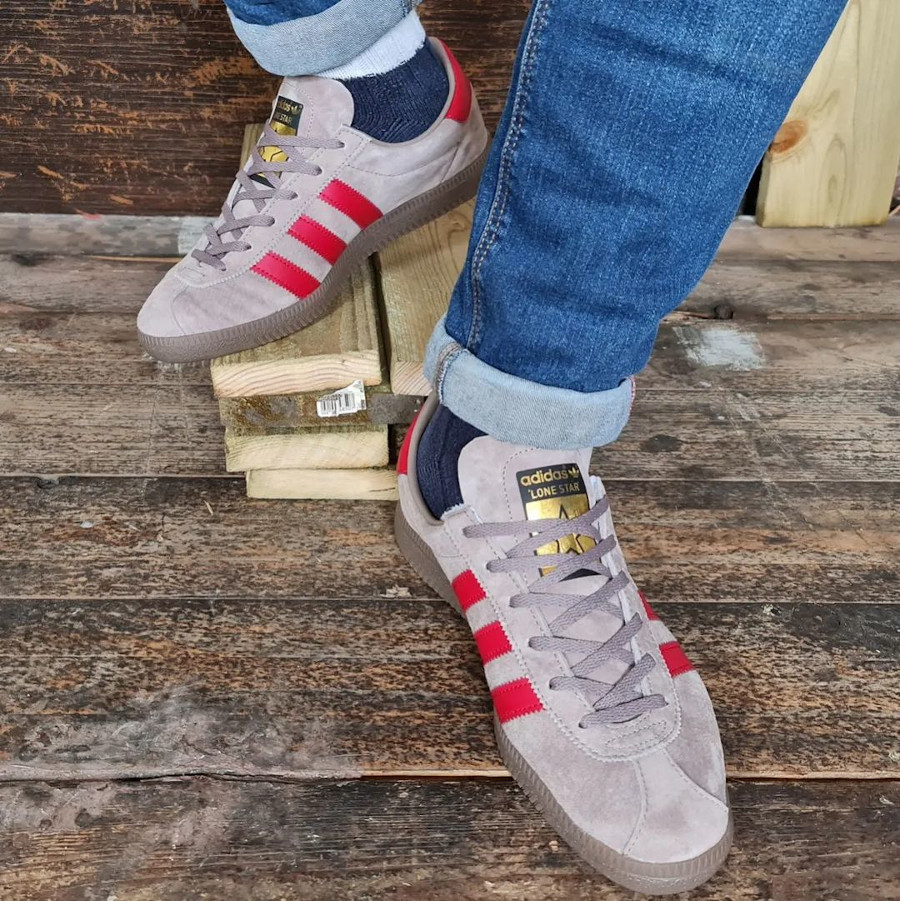 Adidas Lone Star grise et rouge on feet (4)