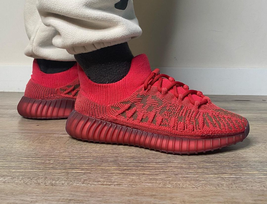 Adidas Yeezy Boost 350 V2 Compact rouge on feet