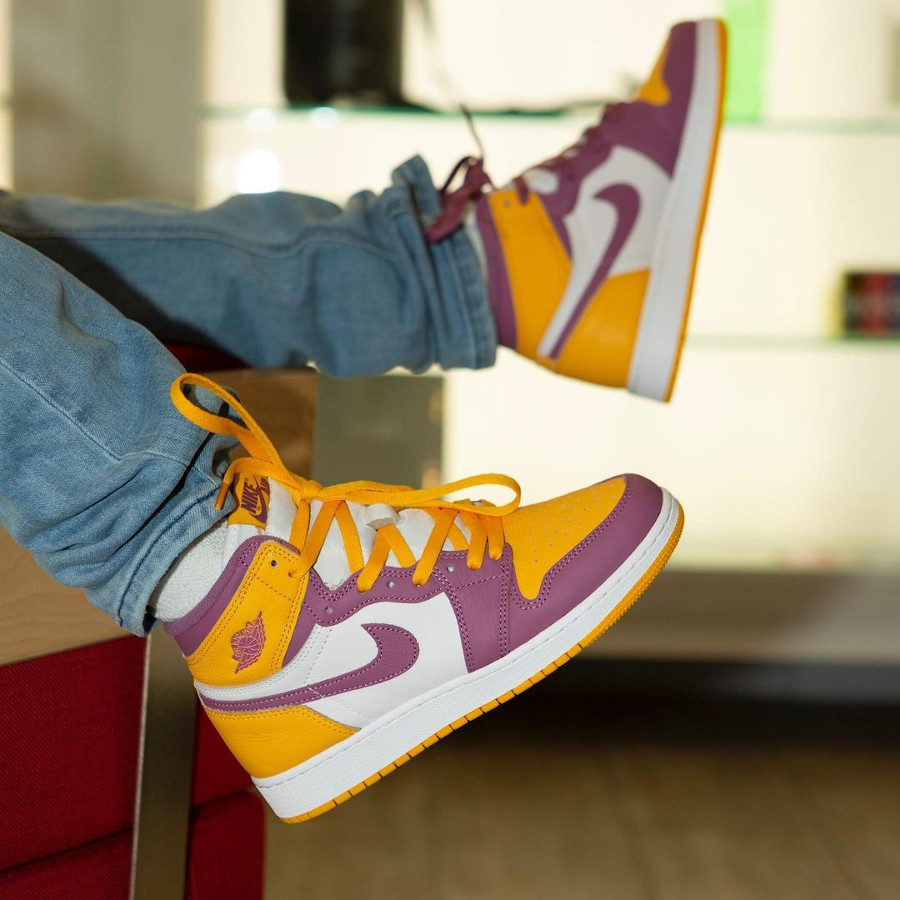 Air Jordan 1 2022 blanche jaune doré et violette on feet